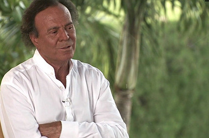 Хулио Иглесиаса обвинили в домогательствах и насилии