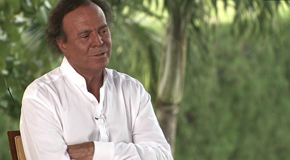 Хулио Иглесиаса обвинили в домогательствах и насилии