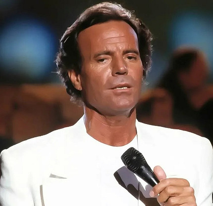 Хулио Иглесиас отреагировал на обвинения в домогательствах