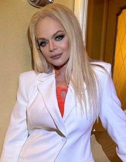 Судебные приставы вскрыли квартиру Ларисы Долиной и передали ключи Полине Лурье