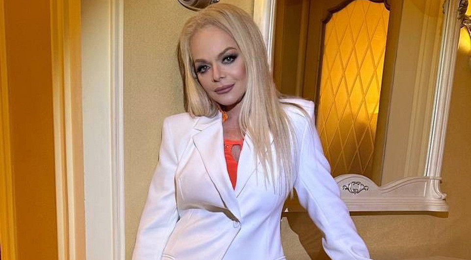 Судебные приставы вскрыли квартиру Ларисы Долиной и передали ключи Полине Лурье