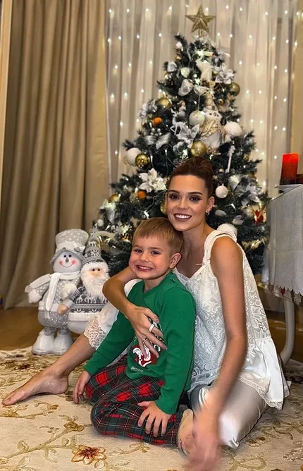 Аделина Сотникова с сыном Адрианом