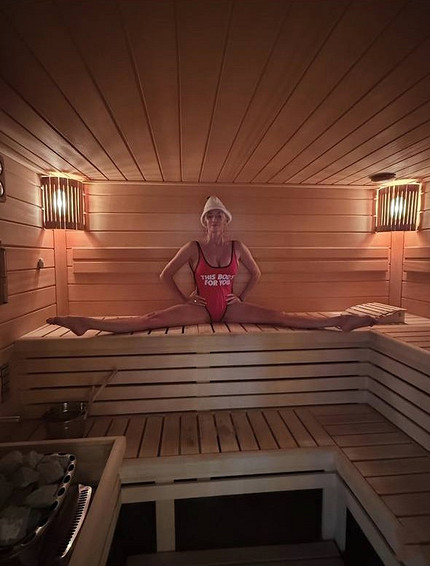 Любовь к подоконникам и умывание хлоргексидином: 5 странных привычек российских звезд