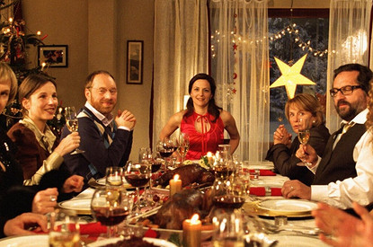 Дело не в оливье: что заставляет нас есть больше в праздники