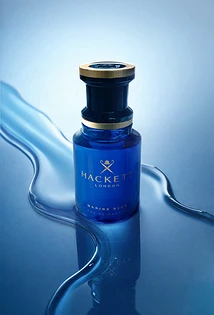 Парфюмерная вода Marine Blue, HACKETT LONDON. Искрящиеся ноты мандарина и кардамона сменяются сочетанием лаванды и ветивера, а теплая база из амбры и сандала делает звучание мягким и комф...