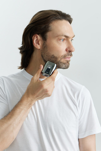 Электробритва HIGE от WAU с двумя плавающими головками точно повторяет контуры лица, обеспечивая аккуратное и мягкое бритье. Подходит для сухого и влажного использования, а благодаря комп...