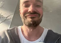 Краш: Максим Матвеев отреагировал на свою внезапную славу в соцсетях серией неудачных селфи