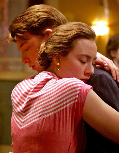 Когда снова хочется обниматься: почему с приходом тепла растет потребность в близости