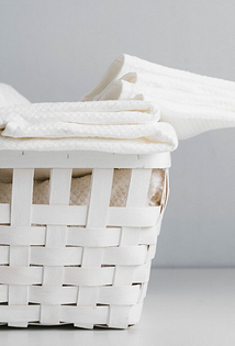 Корзина для белья: советы по выбору и идеи размещения