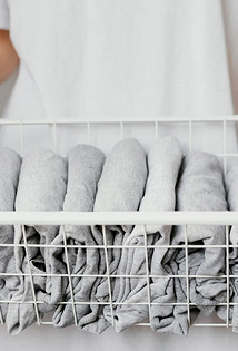 Корзина для белья: советы по выбору и идеи размещения