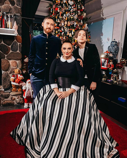 Елена Ваенга с Романом Садырбаевым и сыном