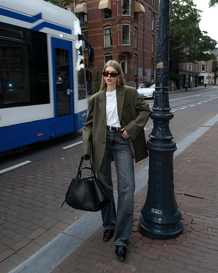 С чем носить серые джинсы: 5 сочетаний, которые стоит повторить