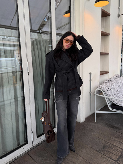 С чем носить серые джинсы: 5 сочетаний, которые стоит повторить