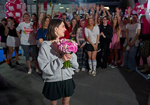 В Москве прошел спорт-девичник на первом розовом падел-корте от AVON