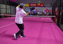 В Москве прошел спорт-девичник на первом розовом падел-корте от AVON