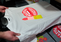 В Москве прошел спорт-девичник на первом розовом падел-корте от AVON