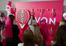 В Москве прошел спорт-девичник на первом розовом падел-корте от AVON