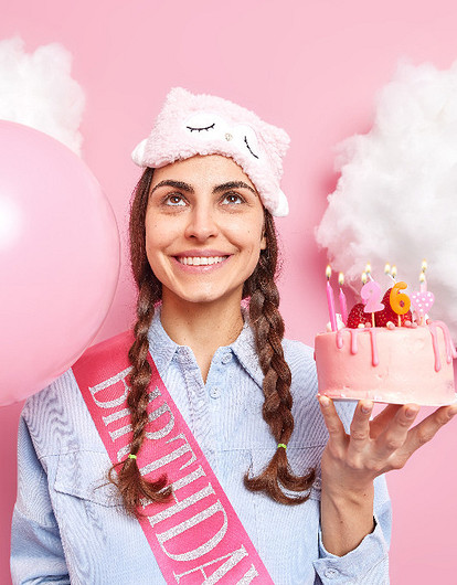 Народные приметы на день рождения: что могут означать подарки, поздравления и погода