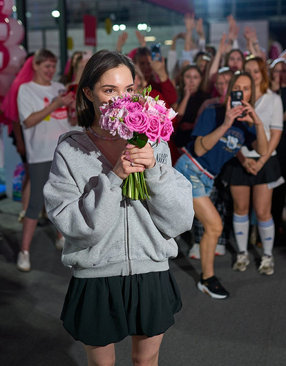 В Москве прошел спорт-девичник на первом розовом падел-корте от AVON