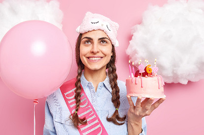 Народные приметы на день рождения: что могут означать подарки, поздравления и погода
