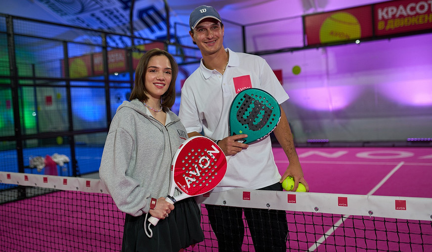 В Москве прошел спорт-девичник на первом розовом падел-корте от AVON