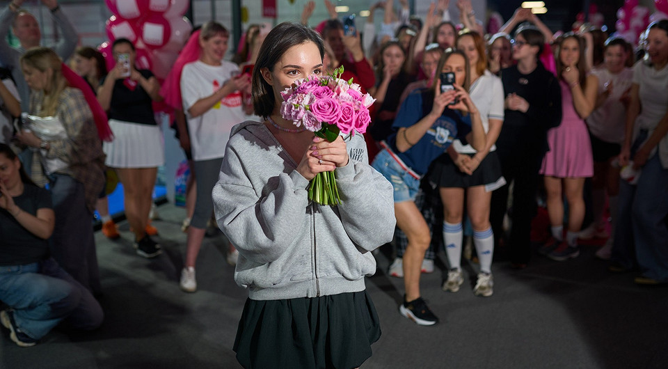 В Москве прошел спорт-девичник на первом розовом падел-корте от AVON