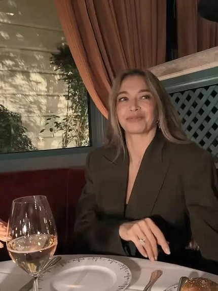 Вера Брежнева похвасталась роскошным кольцом, спровоцировав слухи о помолвке