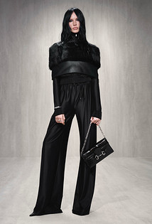 Кожа, кружево, лак: как стилизовать черный в одежде в 2026 году