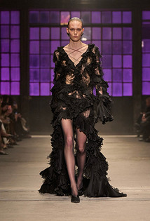 Кожа, кружево, лак: как стилизовать черный в одежде в 2026 году