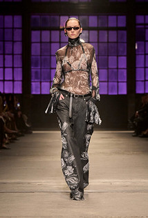 Кожа, кружево, лак: как стилизовать черный в одежде в 2026 году