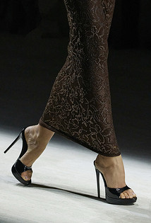 Кожа, кружево, лак: как стилизовать черный в одежде в 2026 году