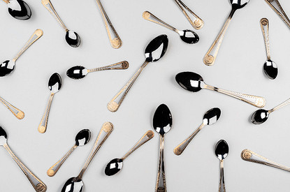 Упала ложка на пол: суеверия про столовые и чайные приборы