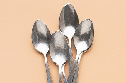 Упала ложка на пол: суеверия про столовые и чайные приборы