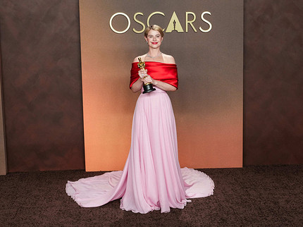 Перья, блестки и высокое искусство: 10 самых обсуждаемых нарядов «Оскара-2026»