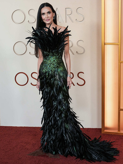 Перья, блестки и высокое искусство: 10 самых обсуждаемых нарядов «Оскара-2026»