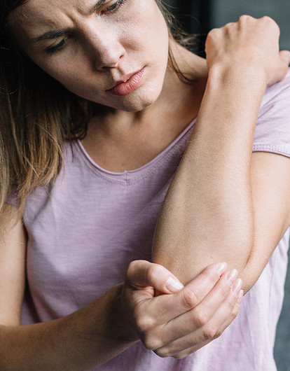 К чему чешется левый локоть: народные приметы для женщин