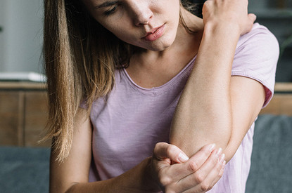 К чему чешется левый локоть: народные приметы для женщин