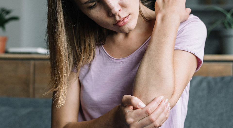 К чему чешется левый локоть: народные приметы для женщин