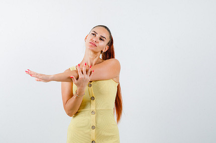 К чему чешется левый локоть: народные приметы для женщин