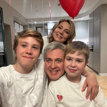 Это абсолютное счастье: актер Денис Матросов станет отцом в пятый раз