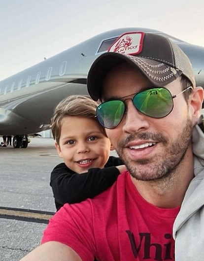 Милота дня: Энрике Иглесиас поделился снимком всех четырех детей от Анны Курниковой