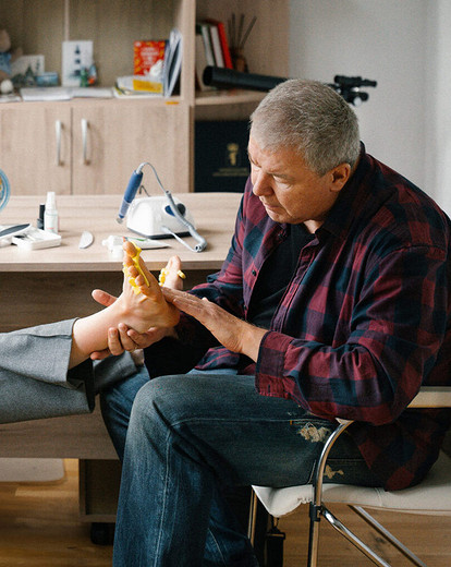 Кто такой подкаблучник: невинная шутка или реальная проблема в отношениях