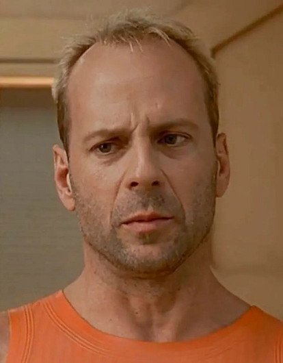 Просто любящий дедушка: Деми Мур поделилась фото Брюса Уиллиса с подросшей внучкой