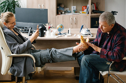 Кто такой подкаблучник: невинная шутка или реальная проблема в отношениях