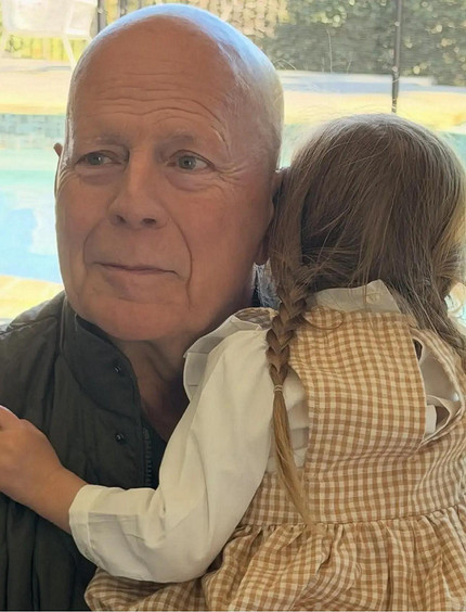 Просто любящий дедушка: Деми Мур поделилась фото Брюса Уиллиса с подросшей внучкой