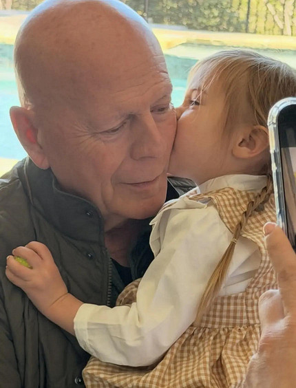 Просто любящий дедушка: Деми Мур поделилась фото Брюса Уиллиса с подросшей внучкой