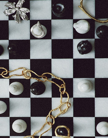 Ювелирный минимализм с «дефектом»: как носить неровные формы и «помятый» металл