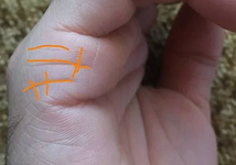 Крест на линии брака — символ неожиданных перемен, которые в корне изменят личную жизнь.