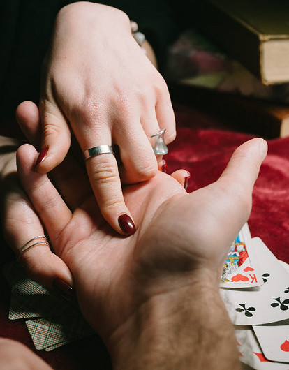 Линия брака на руке: где находится на ладони и что предсказывает