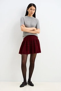 С чем носить бордовую юбку: 5 удачных сочетаний